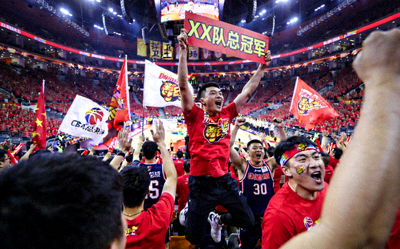 CBA总决赛现场，球迷助威场面