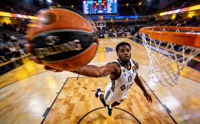 欧洲篮球联赛比赛，球员三分投篮