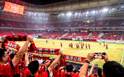 中超联赛上海海港队主场比赛，球迷热情助威